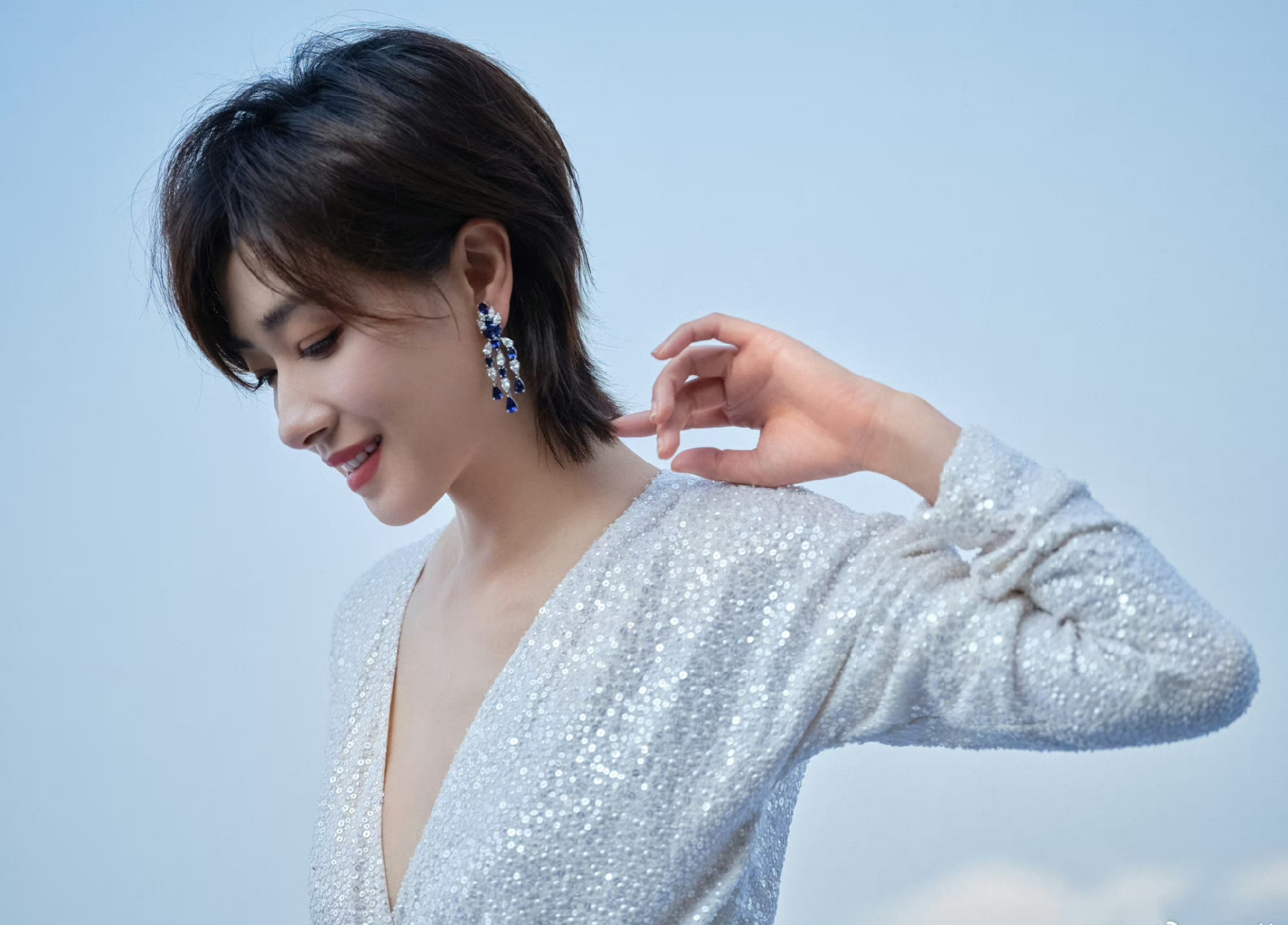 万茜短发搭配这件白色开叉长裙好显气质,小伙伴们感觉怎么样?