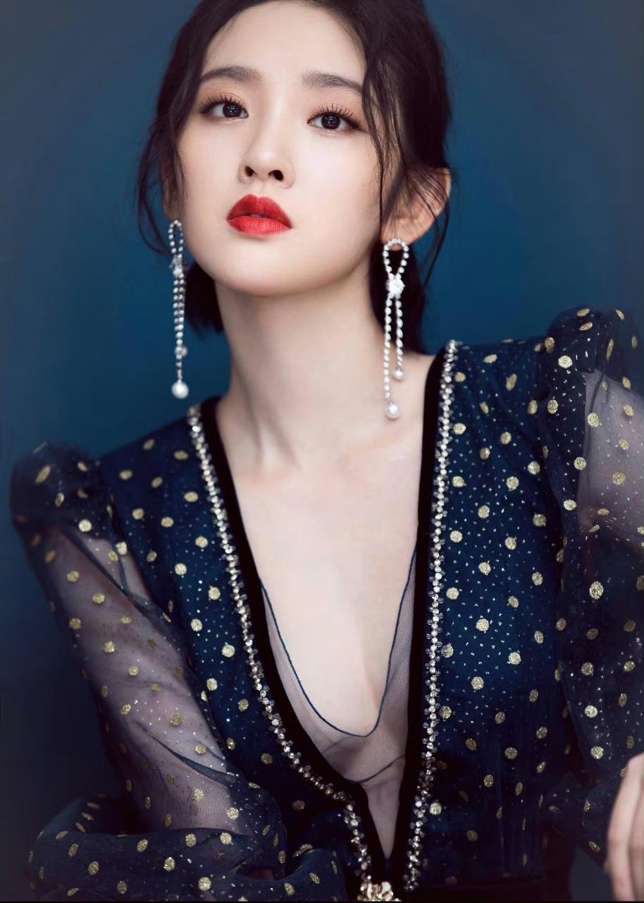 唐艺昕写真  性感红嘴唇如果在背上拔几个火罐就更好了!