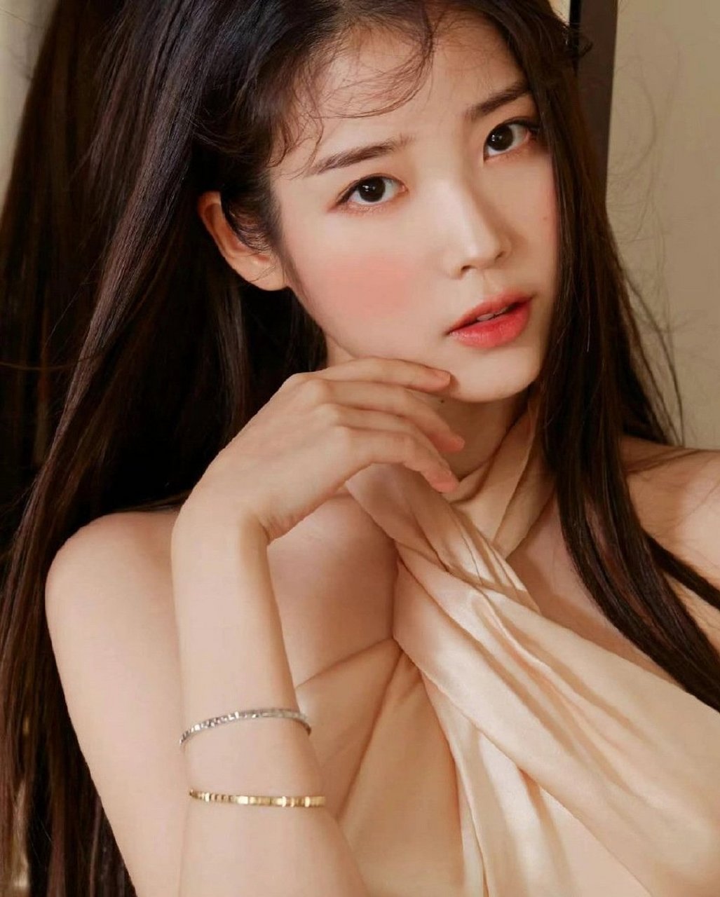 iu李知恩公主造型写真,甜美可爱好迷人,白皙小脚丫更是诱人至极!