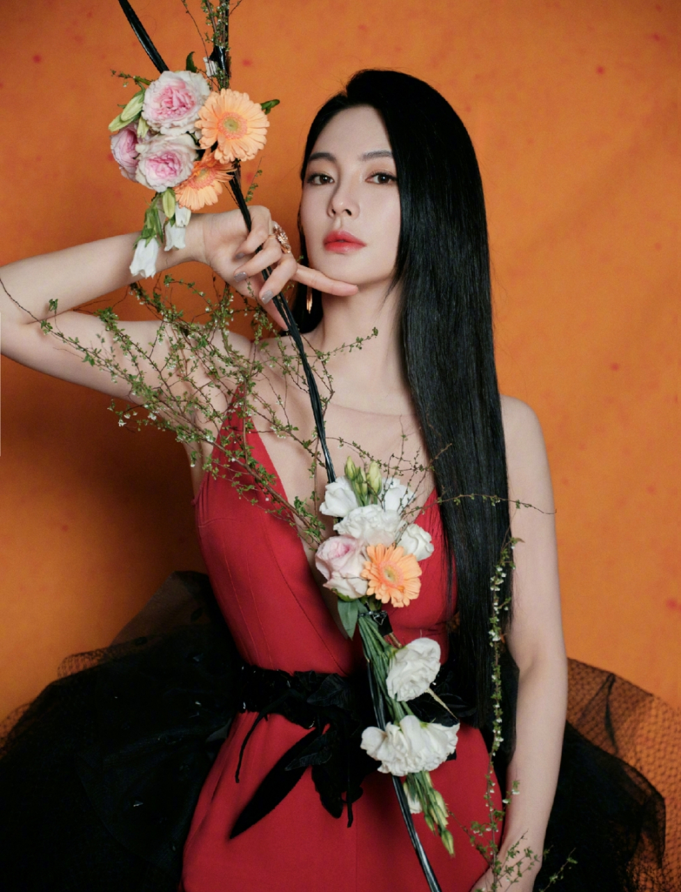 张雨绮吊带深v写真,事业线白皙诱人,看的人鼻血直流,太美了!