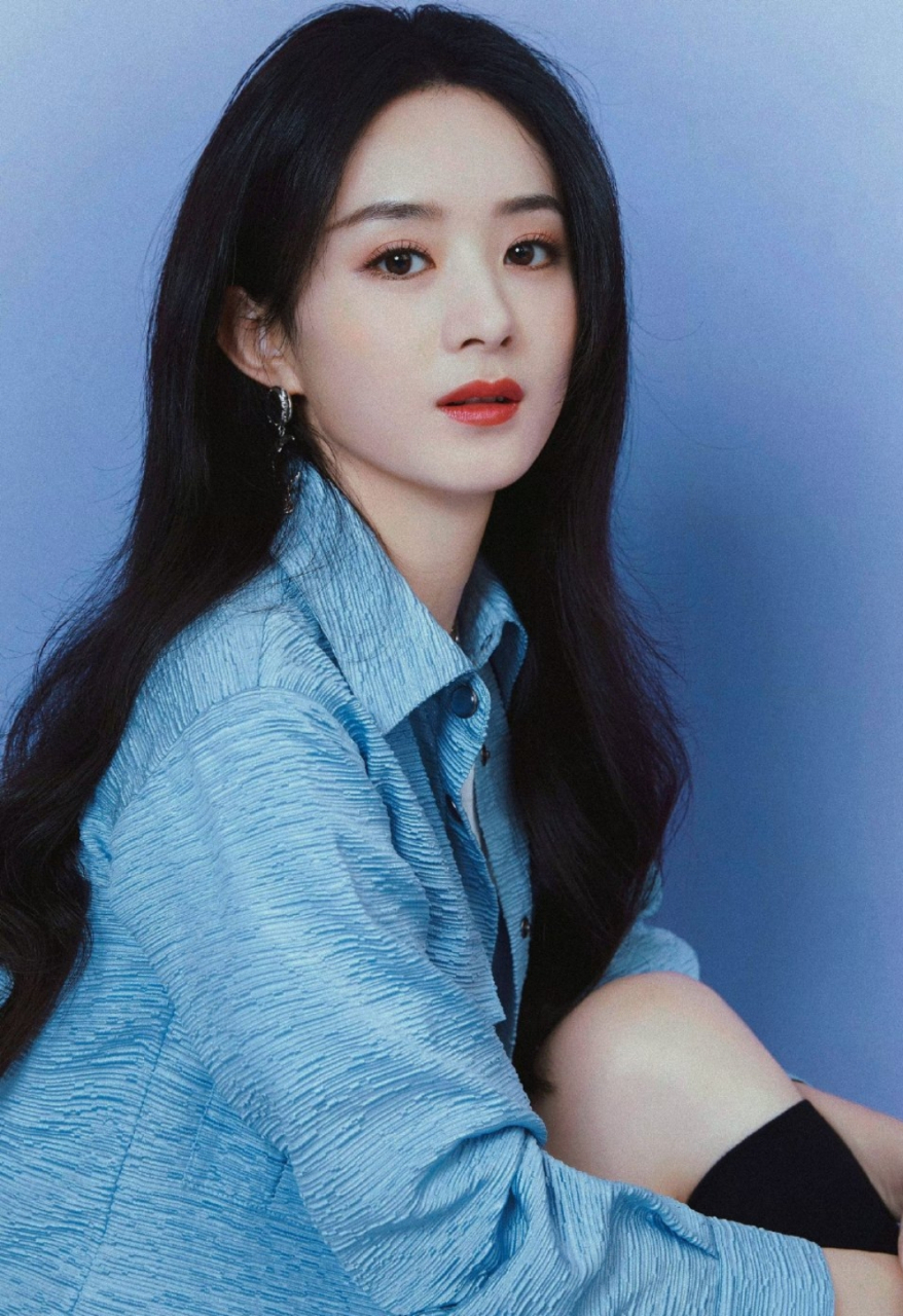 赵丽颖披肩长发配红唇太诱人了,优雅迷人的气质更是韵味十足!