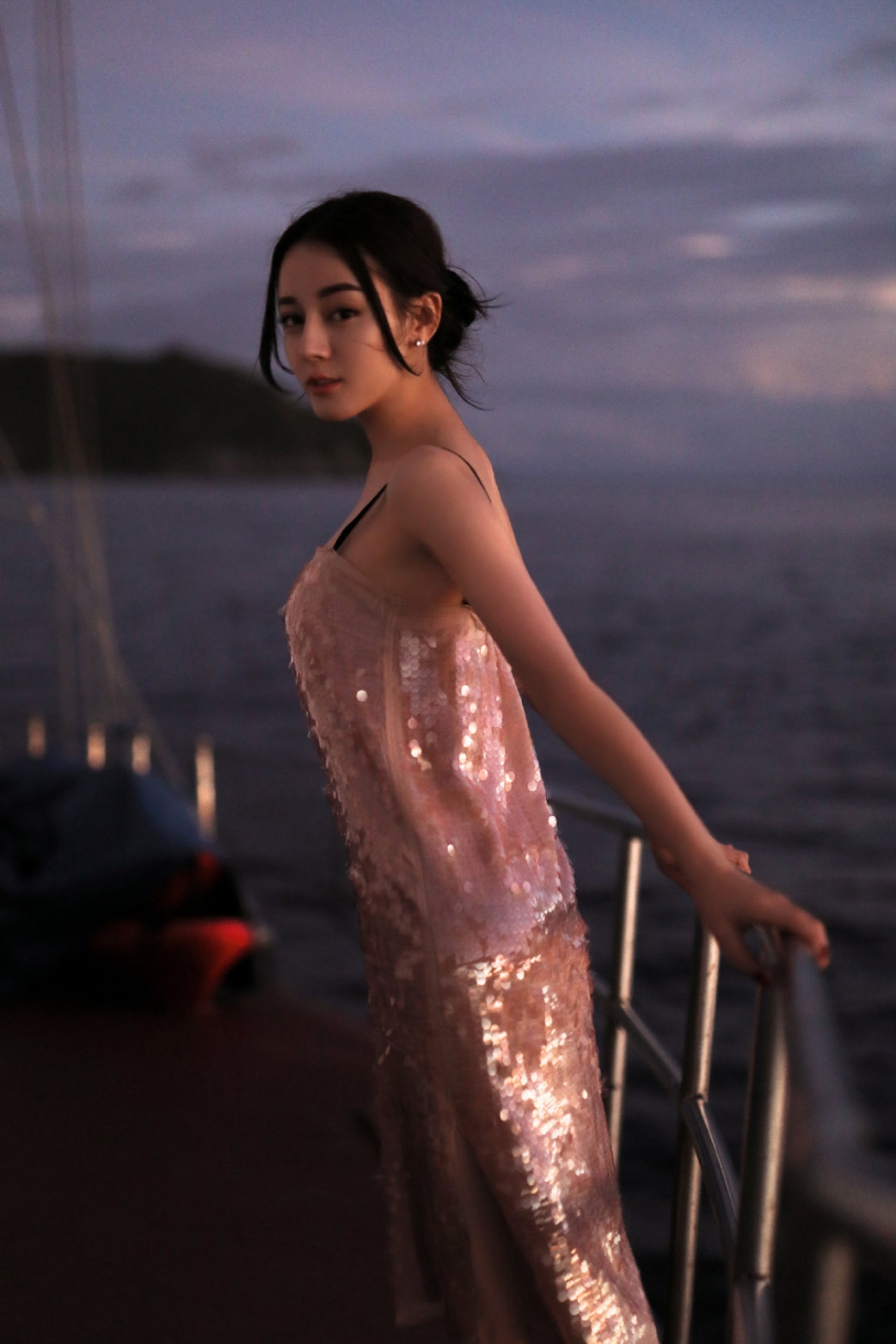 迪丽热巴太美了,吊带裙展现完美曲线,凹凸身材一览无余!
