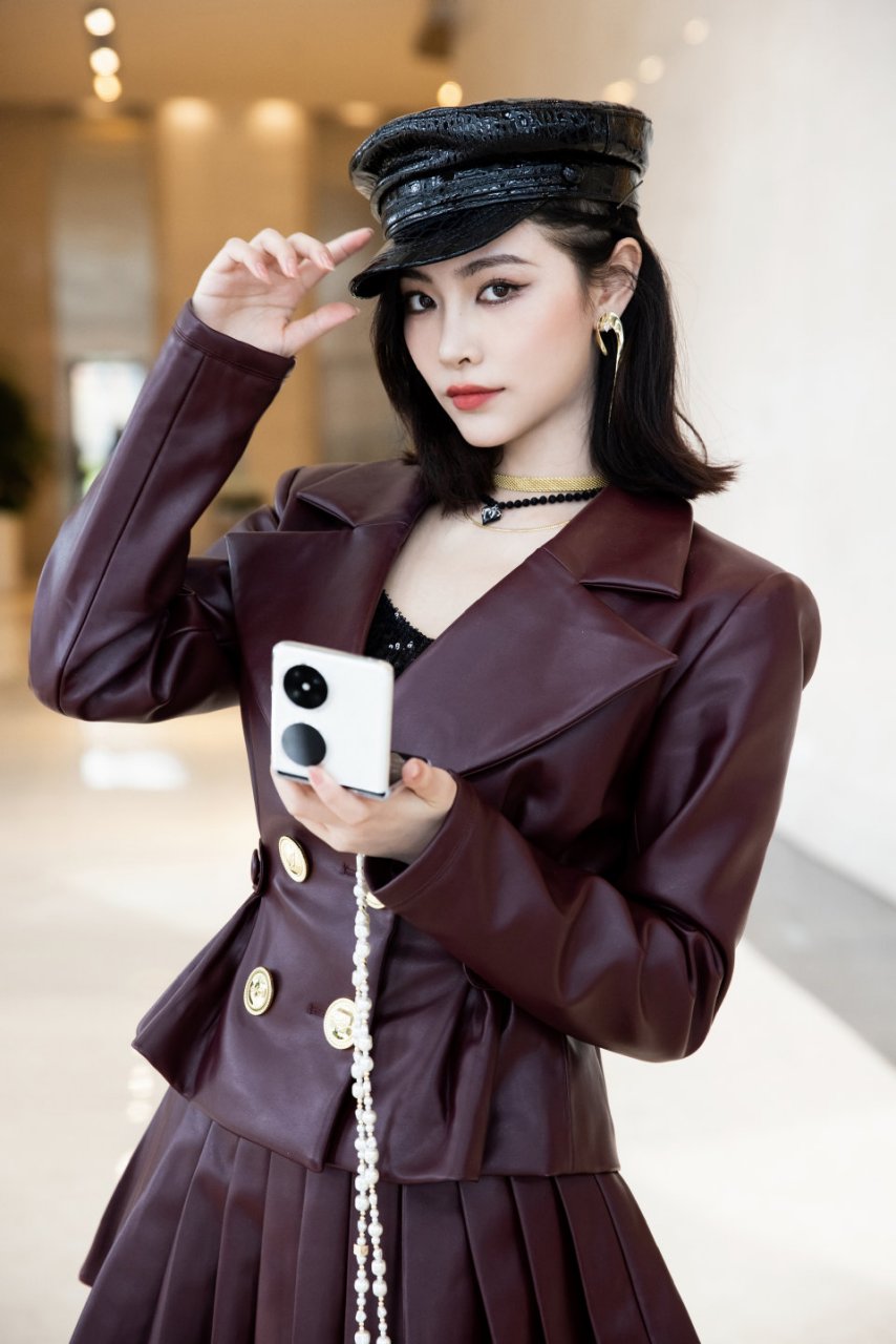 许佳琪红色皮裙美照,性感大长腿太吸睛了,让人不能自拔!