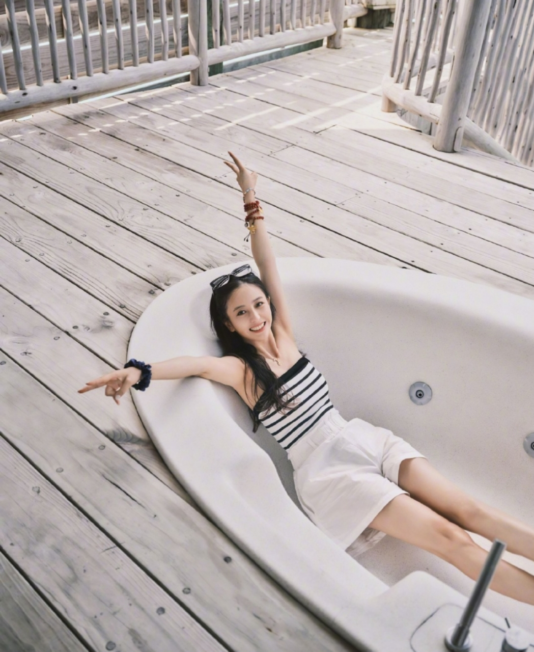 佟丽娅超低抹胸衣假日写真,胸部有那么一丝丝下垂,这应该是真空上阵吧