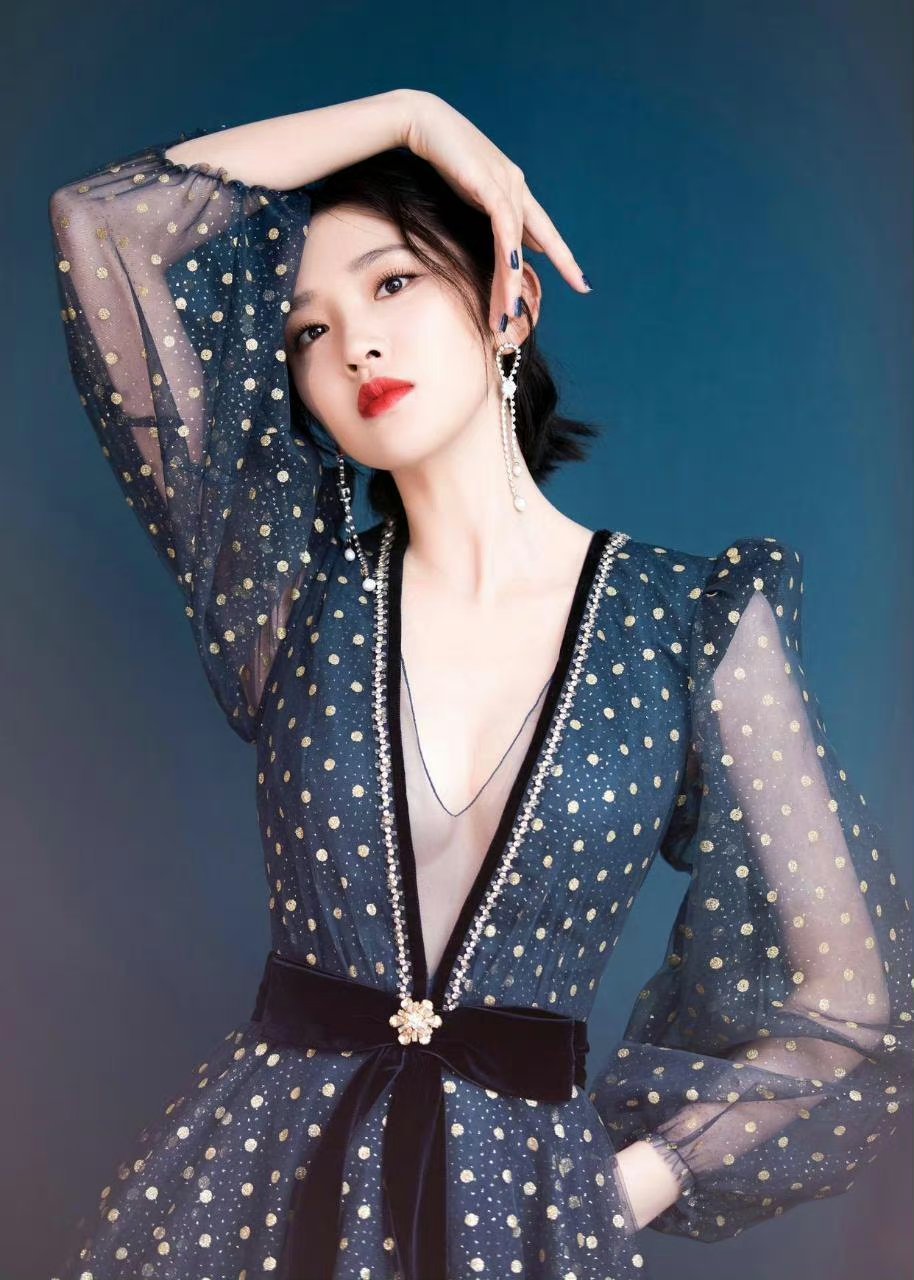 唐艺昕写真  性感红嘴唇如果在背上拔几个火罐就更好了!