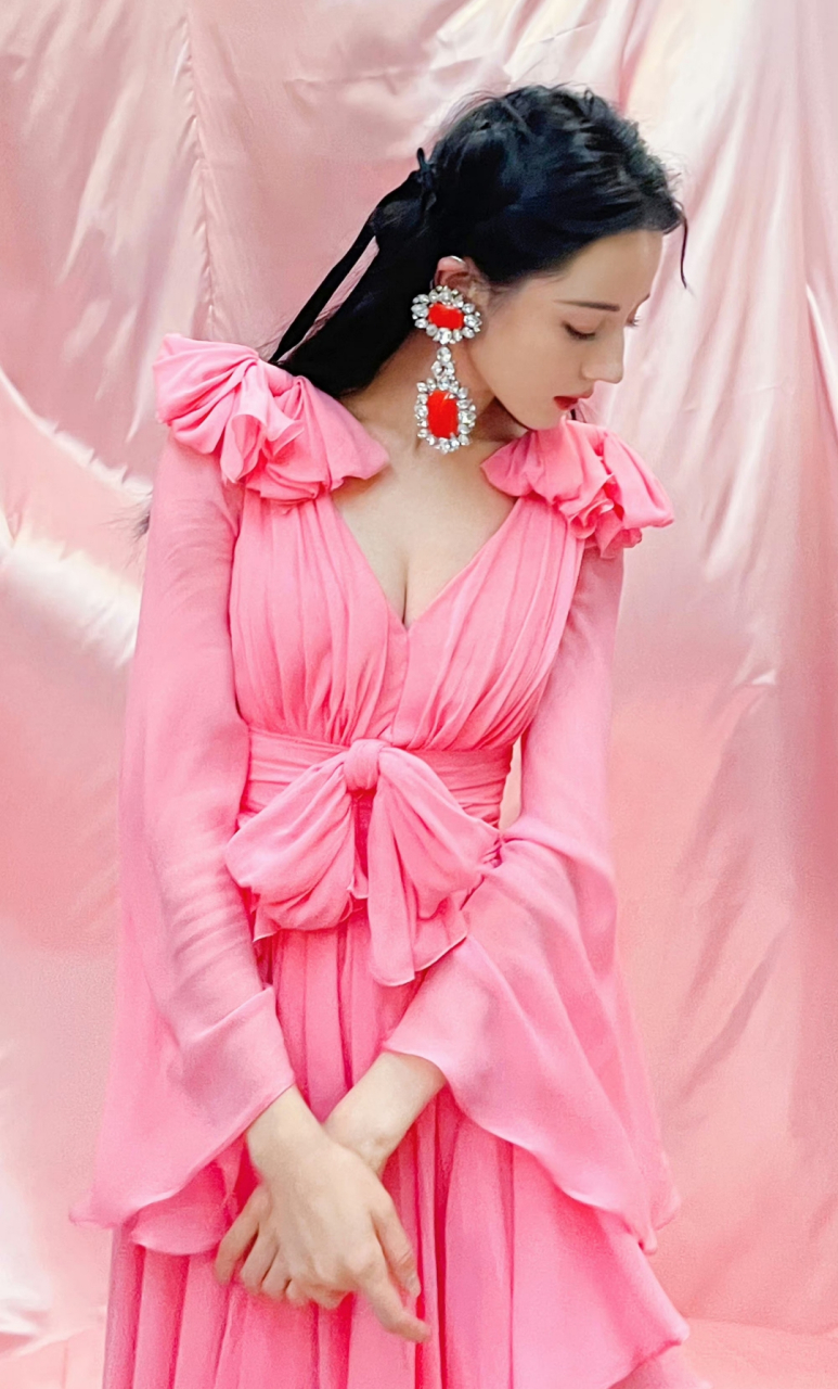 迪丽热巴粉色长裙写真,性感大长腿配上丰满酥胸,美爆了!