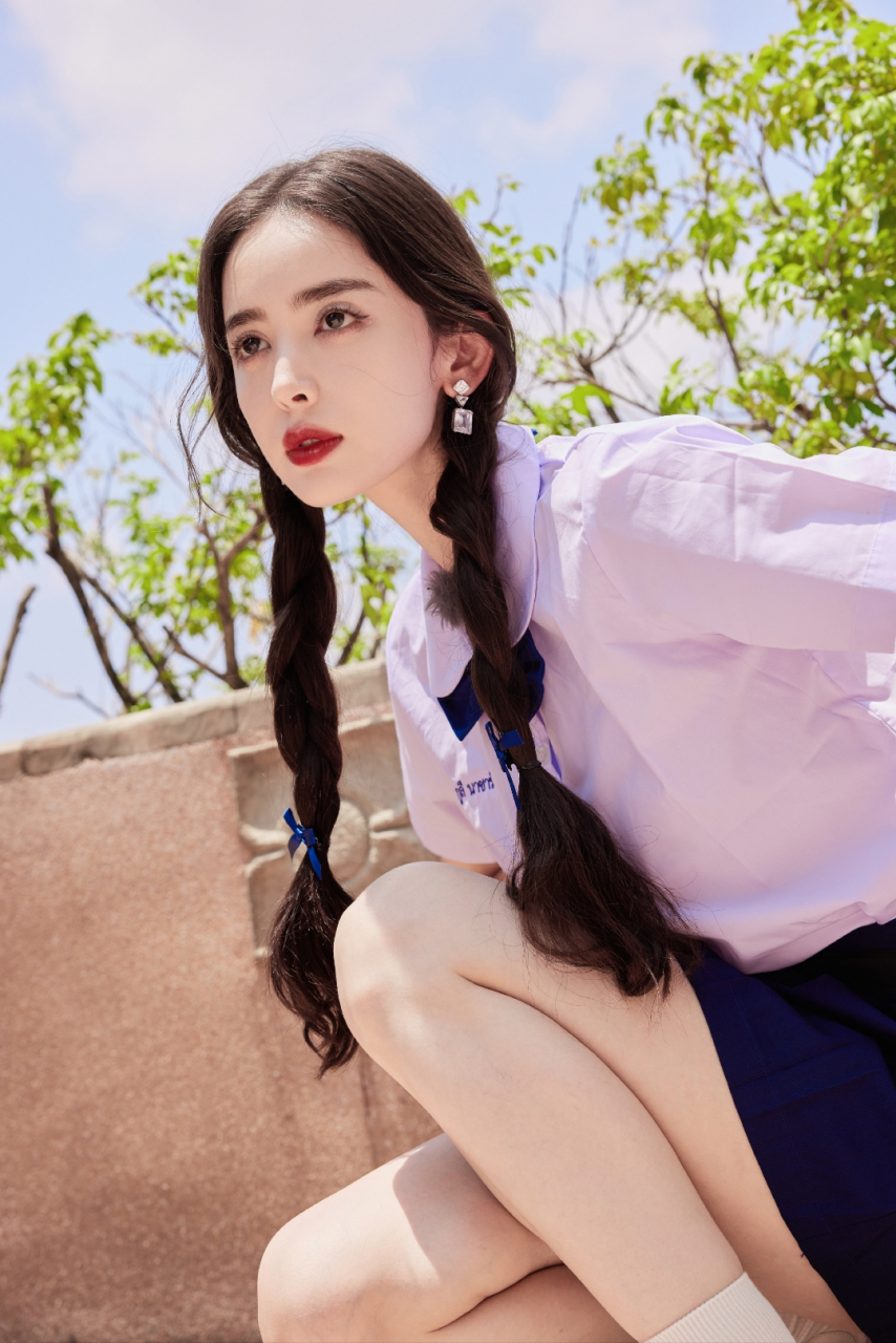 古力娜扎双马尾户外写真,颜值清秀迷人,身材丰满性感,美爆了!