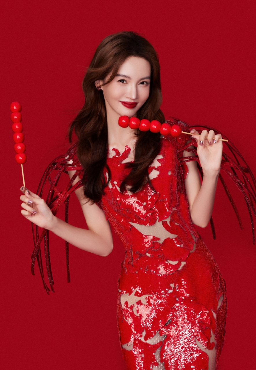 金晨镂空旗袍大赏,性感美腿与白皙皮肤好迷人,满满的诱惑力!