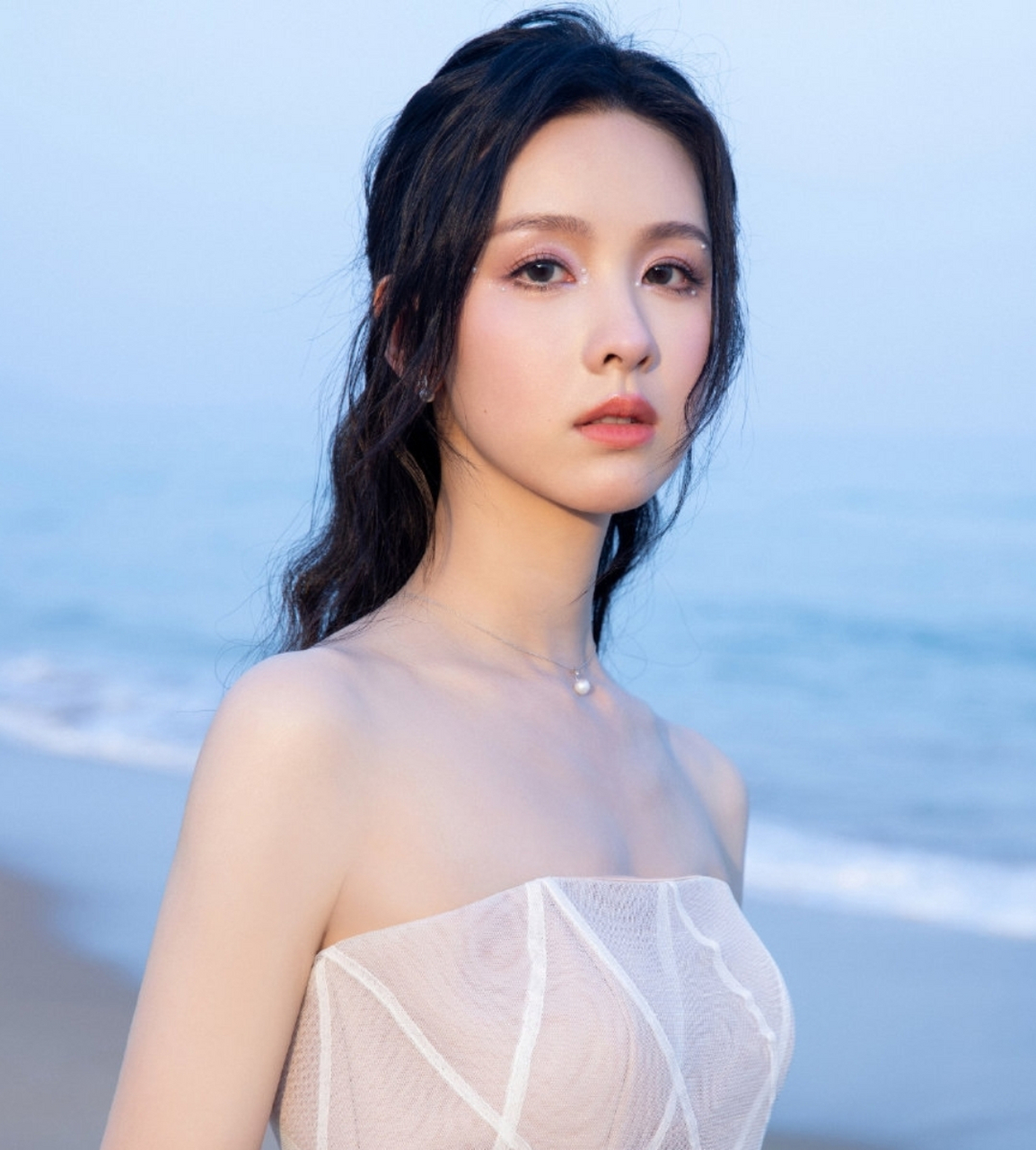 陈都灵海边漫步写真,抹胸长裙性感诱人,真是越看越迷人呀!