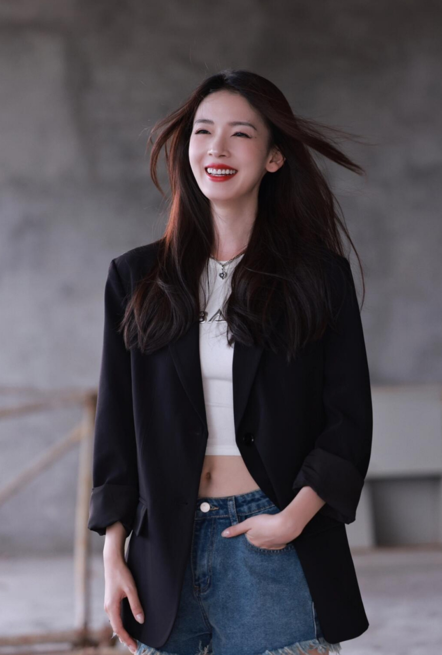 陈瑶牛仔短裤配紧身露脐衣,美丽与性感并存,魅力四射!