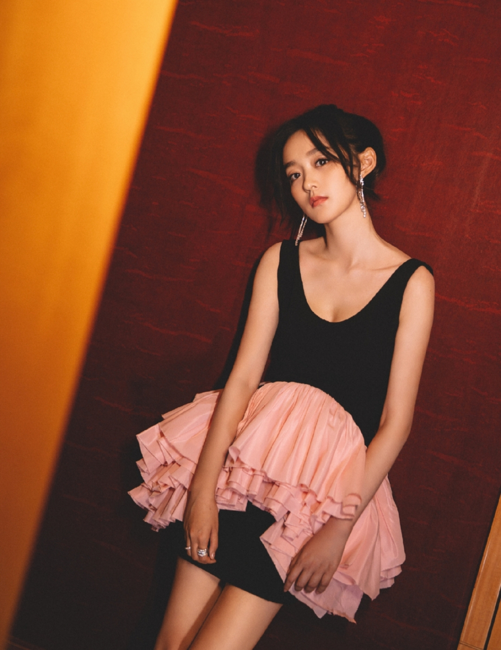 何泓姗这身材虽然达不到惊人的地步,但却非常诱人,尤其那一抹风情,太