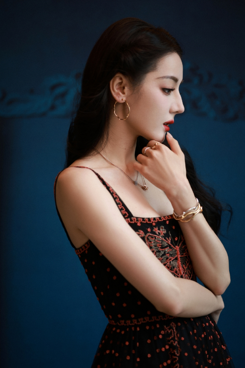 迪丽热巴惊艳长裙写真,绝美的容颜让人沉醉,太美丽动人了!