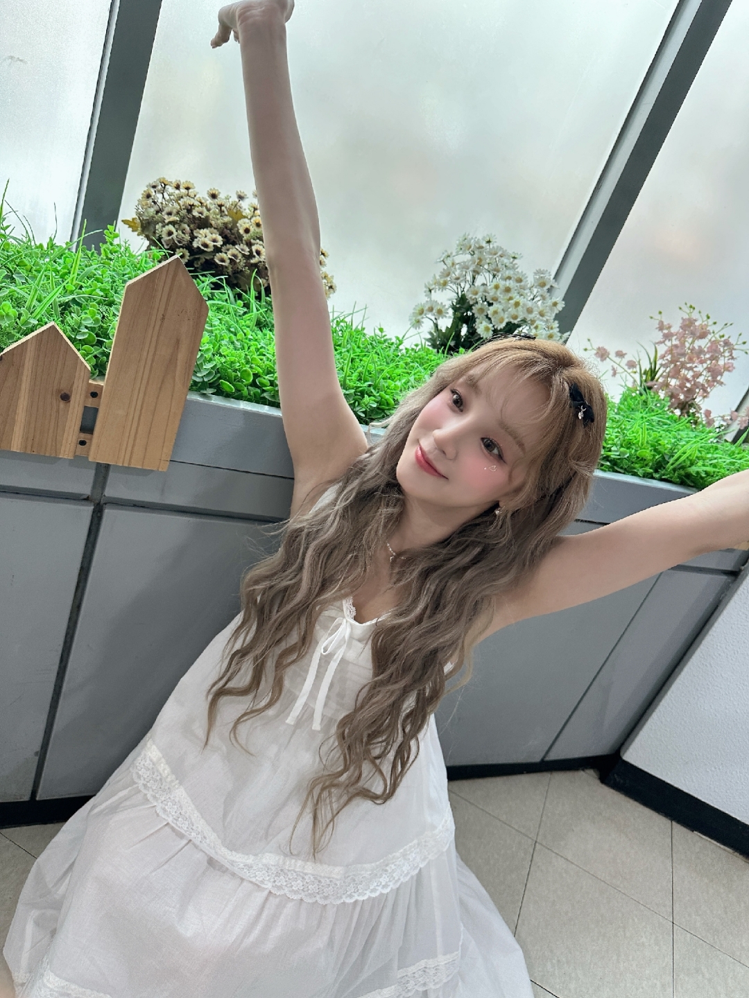 宋雨琦吊带白裙美照,可爱俏皮迷人至极,让人心动不已!