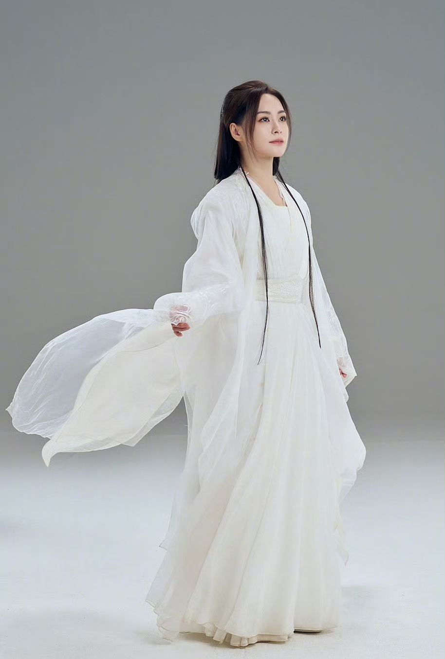 钟欣潼白色古装裙仙气飘飘,让人很难联想到曾经种种!