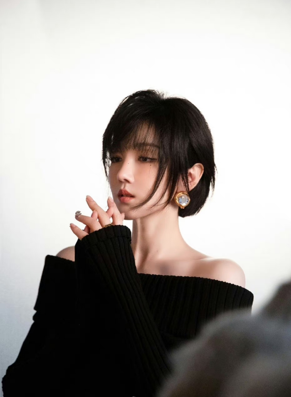 陈小纭短发露肩裙写真,好婀娜的身姿,前凸后翘迷死人!#2024我想说