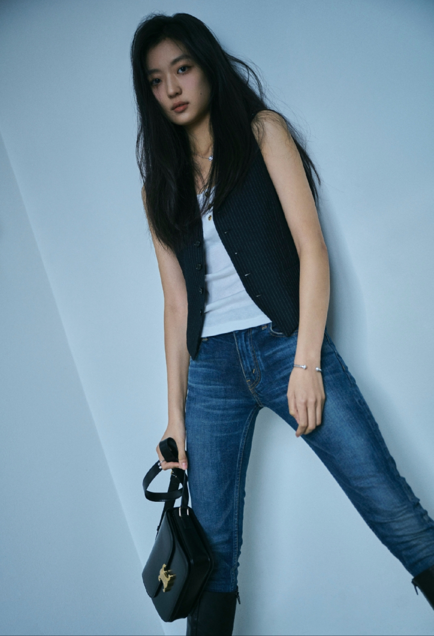 孙千牛仔裤美照,大长腿与牛仔裤绝配呀,性感诱人迷人至极!