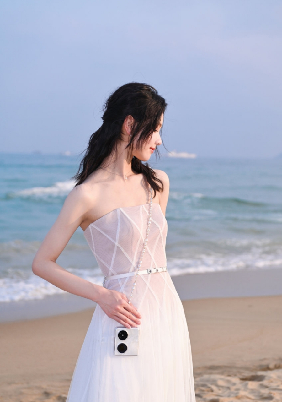 陈都灵海边漫步写真,抹胸长裙性感诱人,真是越看越迷人呀!