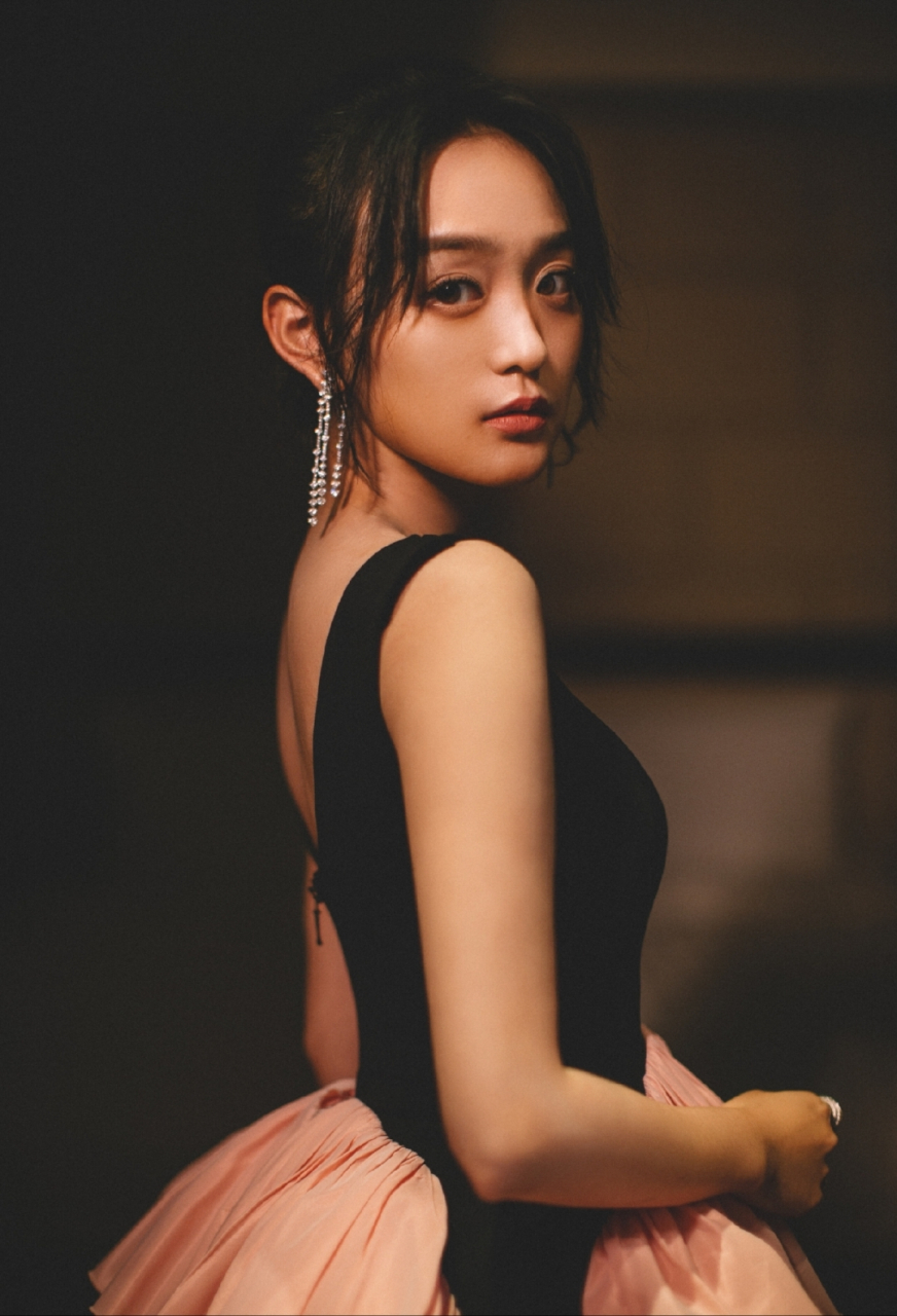 何泓姗这身材虽然达不到惊人的地步,但却非常诱人,尤其那一抹风情,太