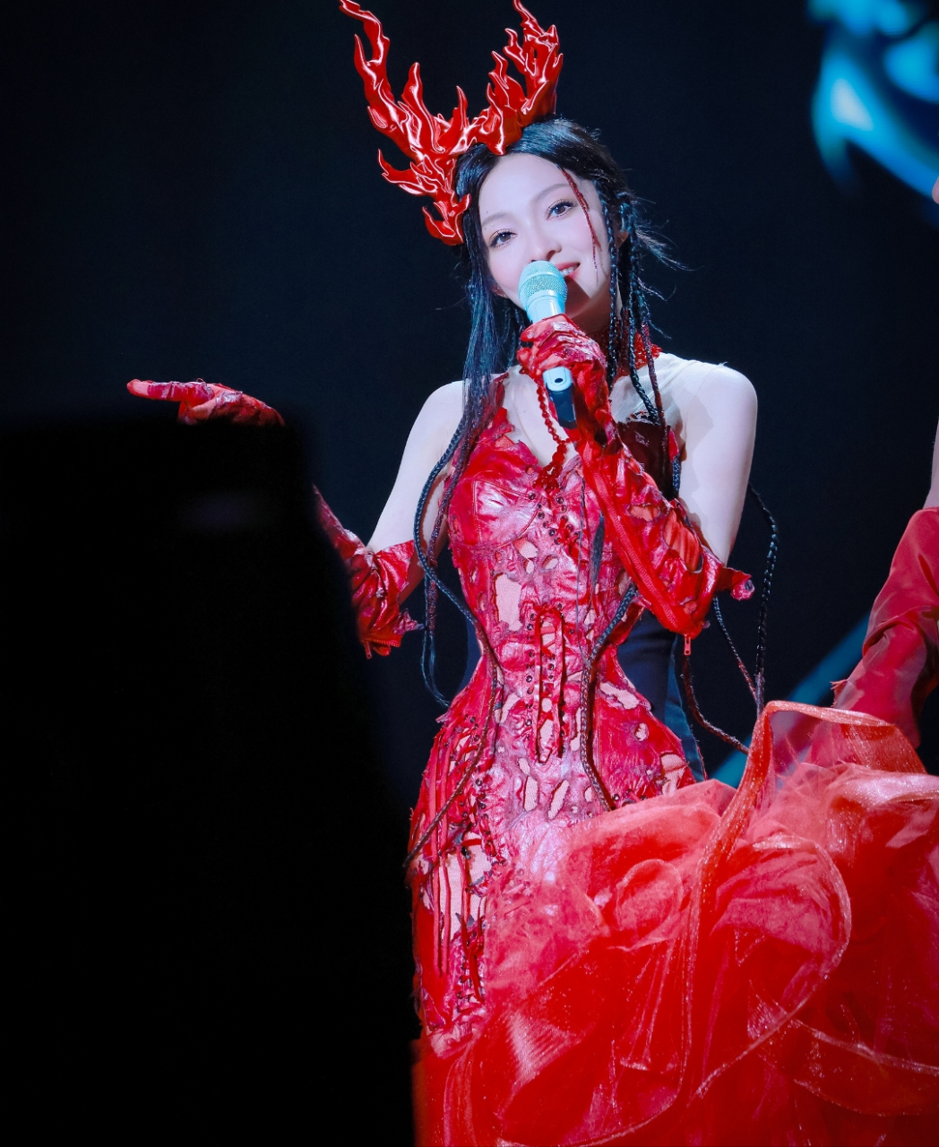 张韶涵红色长裙舞台照大赏,婀娜身姿傲人身材让人大饱眼福!