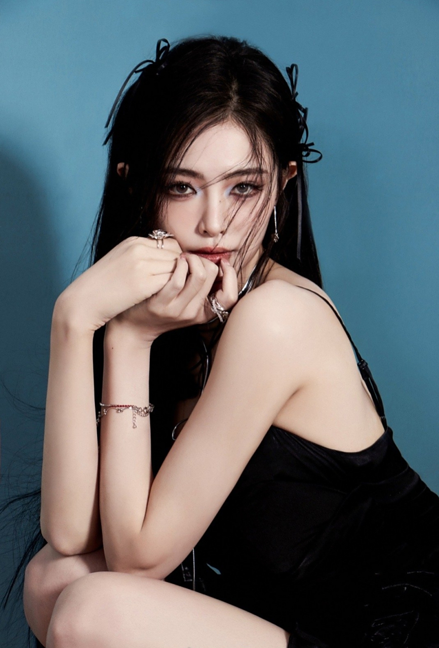 许佳琪黑色吊带长裙写真,身材婀娜性感,美腿玉足水嫩诱人,真是一只