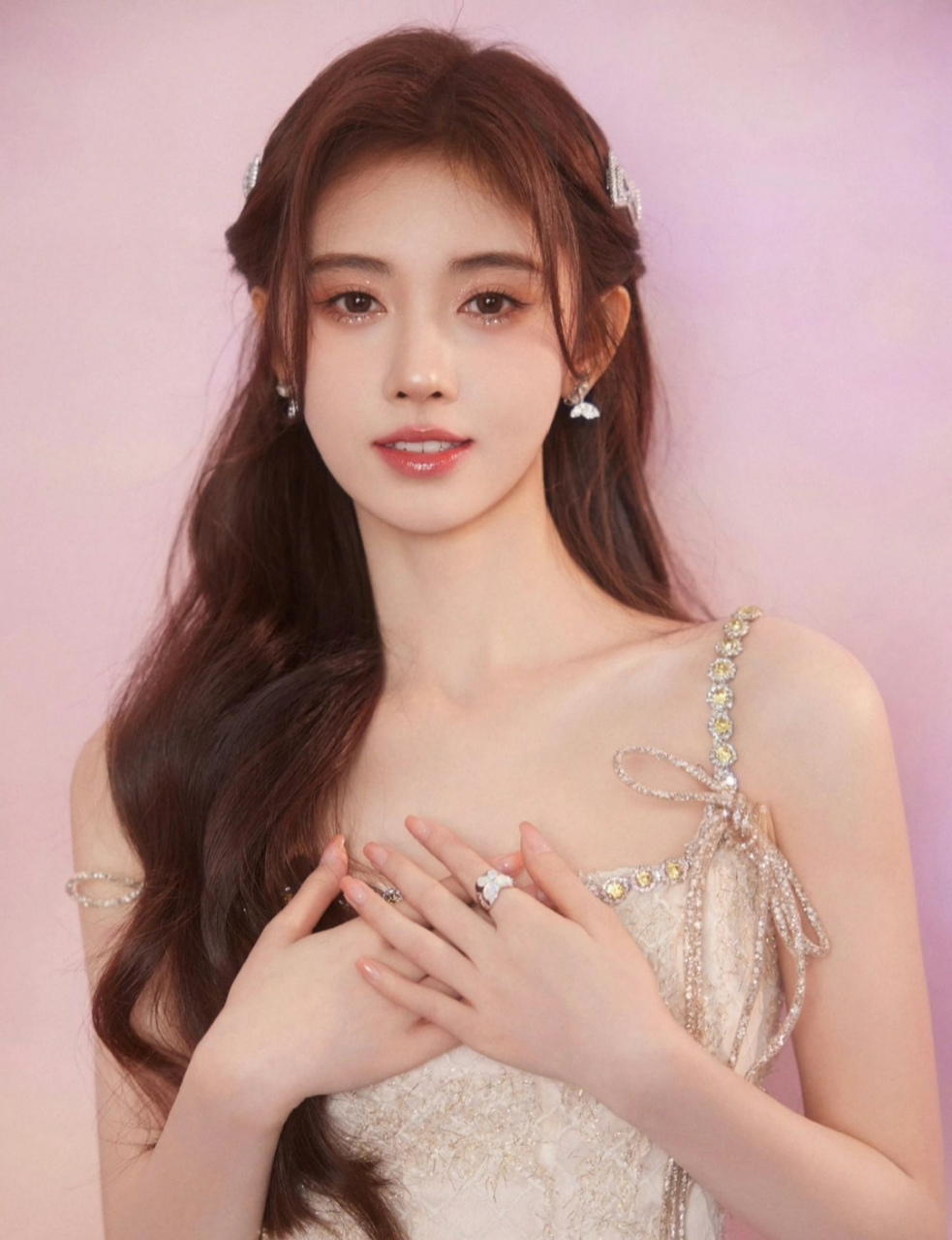 鞠婧祎白色吊带连衣裙写真,清纯甜美让人沉醉,真是美若天仙!