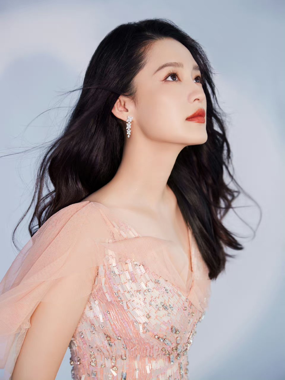 李沁长礼服写真   端庄优雅的气质完全展露,更是多了几分俏皮,风格