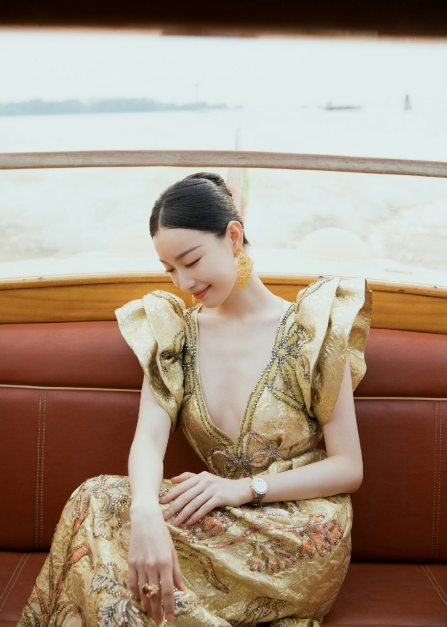 倪妮金色深v礼服写真,虽然身材不够饱满,但曼妙的轮廓很迷人!