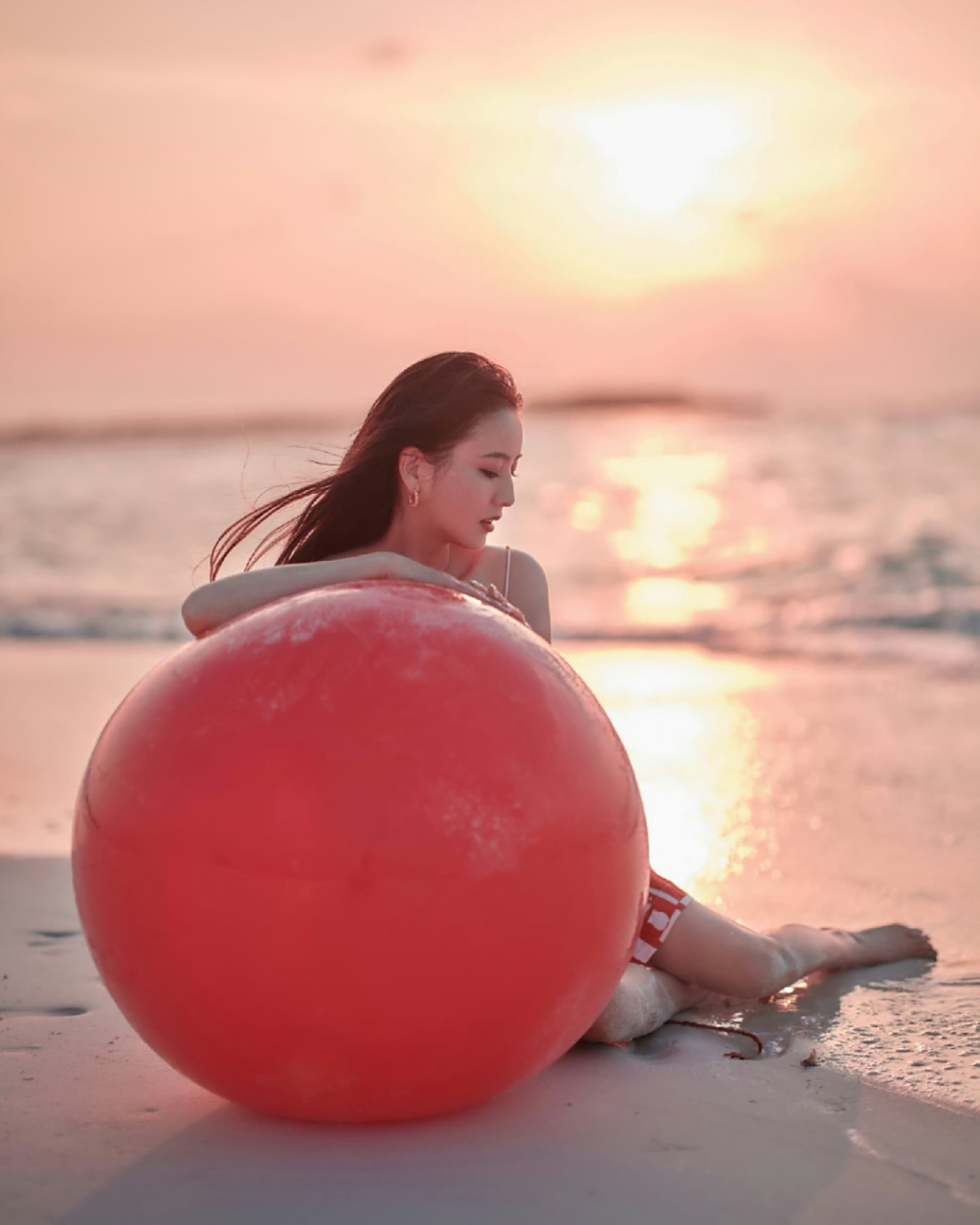 佟丽娅泳装海边玩耍美照,要不要这么开心,有什么开心事吗?