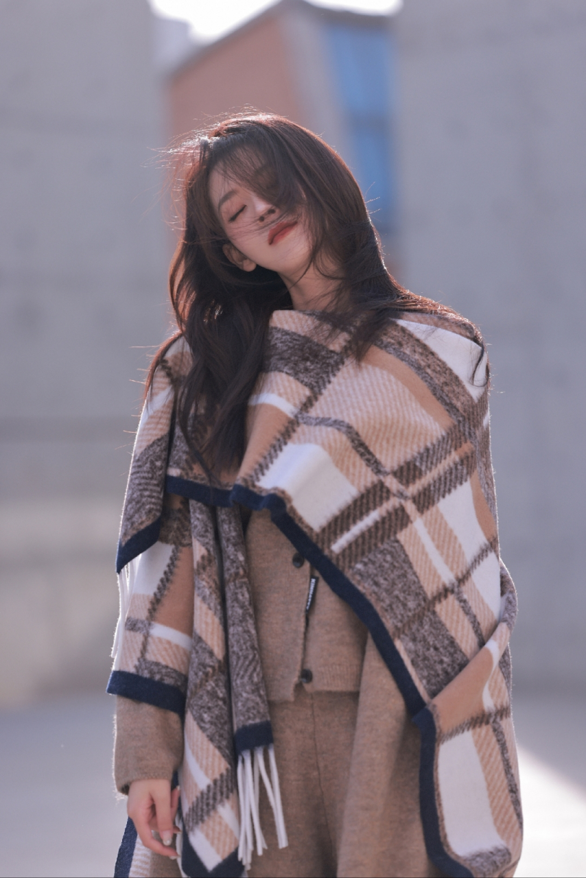 好喜欢陈瑶这气质,俊俏颜值美丽动人,越看越迷人!