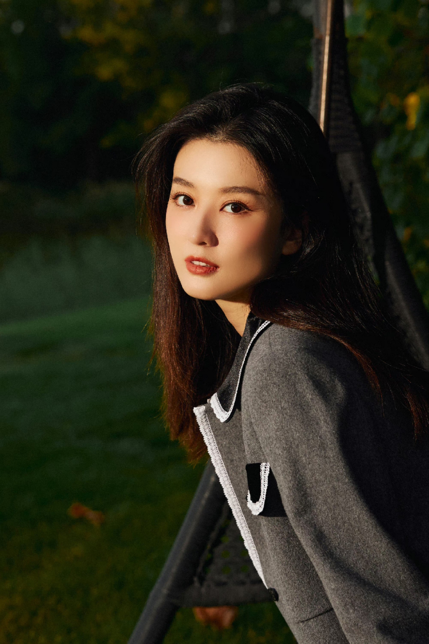 乔欣超短裙写真,青春靓丽,甜美可人,仿佛看到了80年代香港女艺人清纯