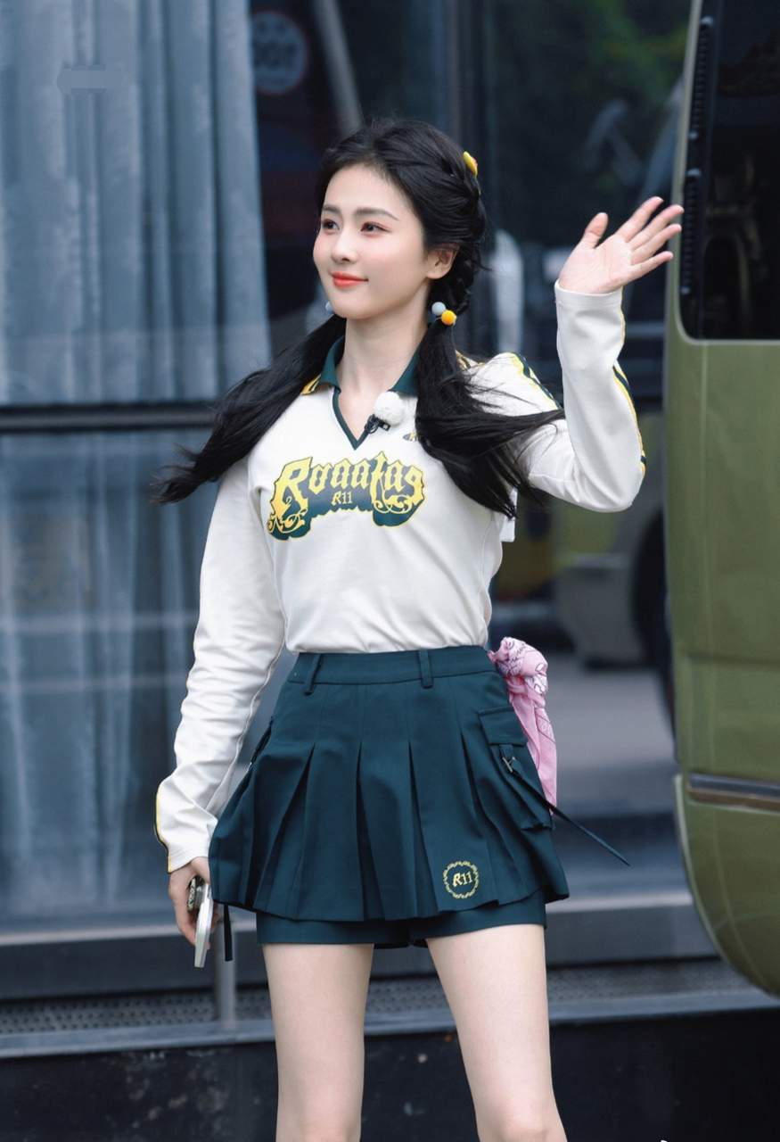 白鹿小清新穿搭大赏,双马尾超短裙让人眼前一亮,可爱与性感并存!