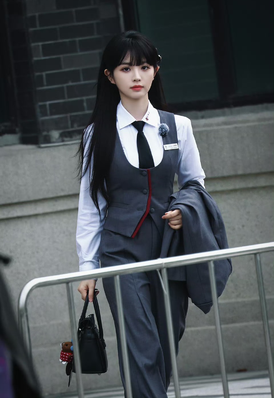 田曦薇西装路透,乌黑秀发飘逸,英姿飒爽美丽动人!