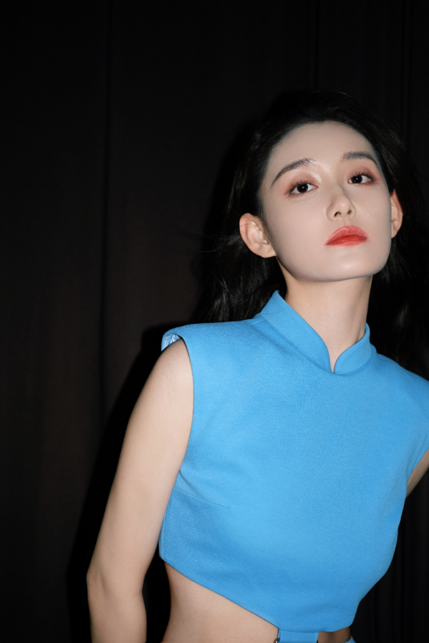 蒋依依蓝色连衣裙美照,风格略显成熟,毫无清纯甜美的魅力!