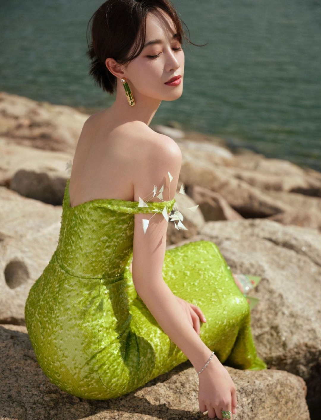 蓝盈莹海边露肩长裙写真,身材婀娜.@苏家小娱的动态