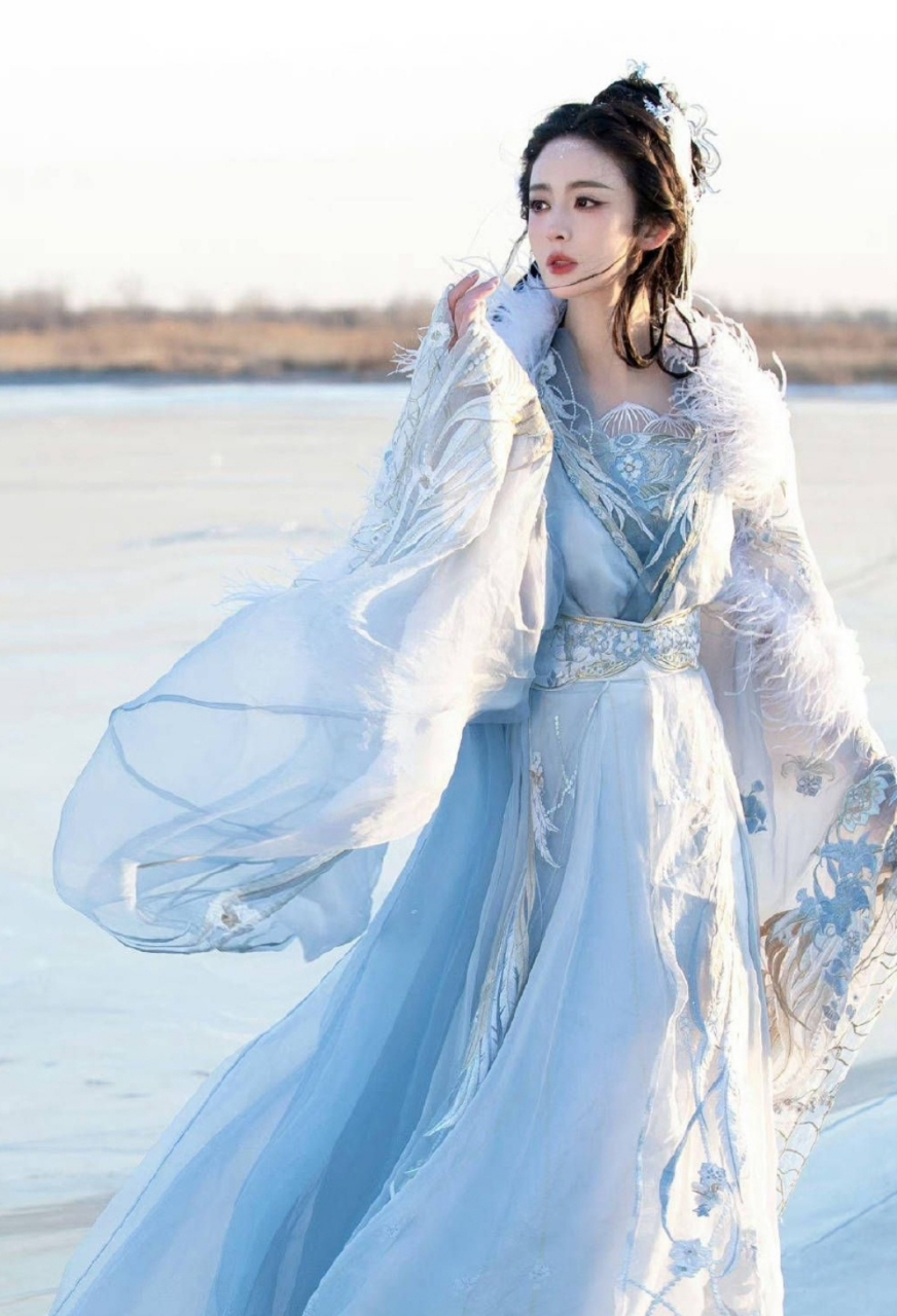 古力娜扎冰面古装写真,一袭白衣搭配绝世容颜好似仙女下凡,太迷人了!