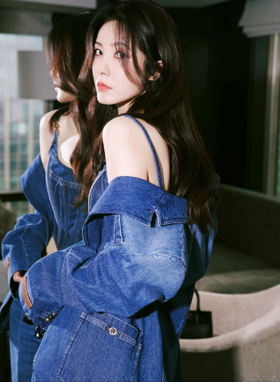 曾黎牛仔吊带内衣写真,这身材太性感了,满满的女人味!