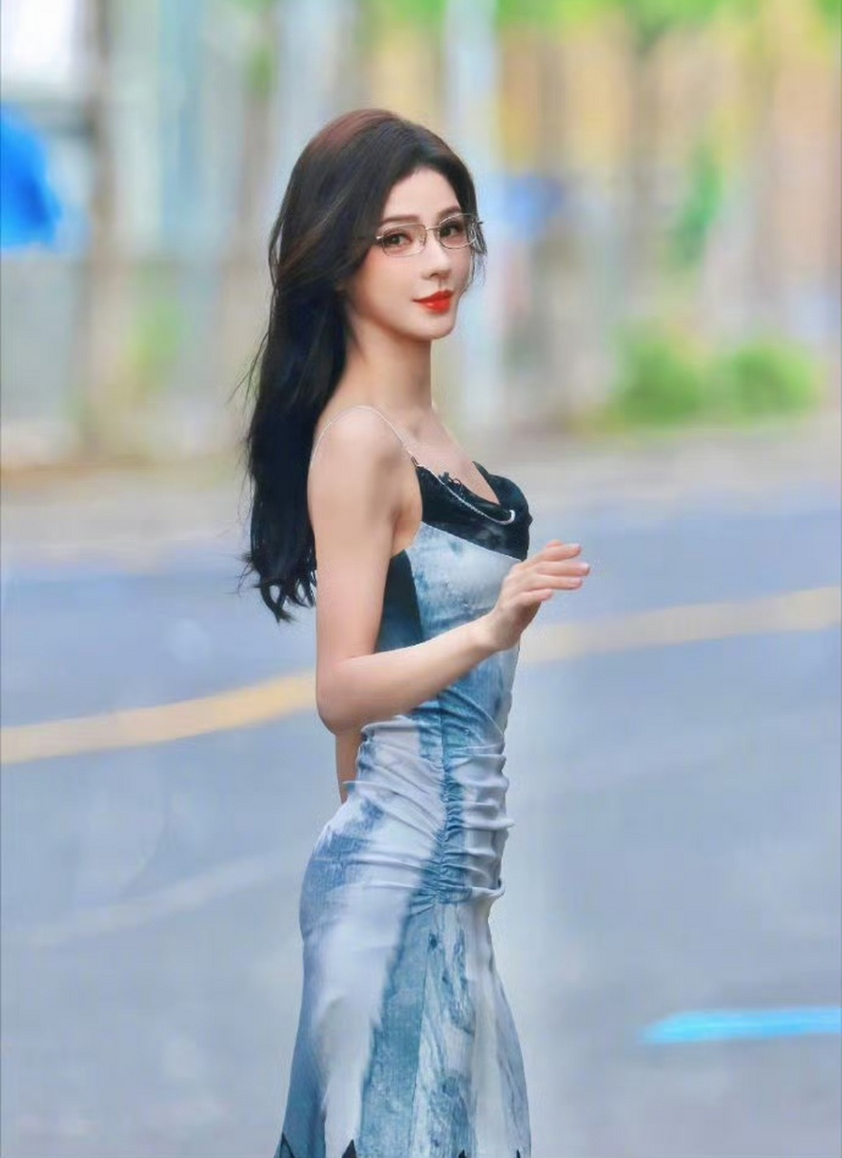 张予曦戴上眼镜好像ai机器人呀,美到精致迷人!