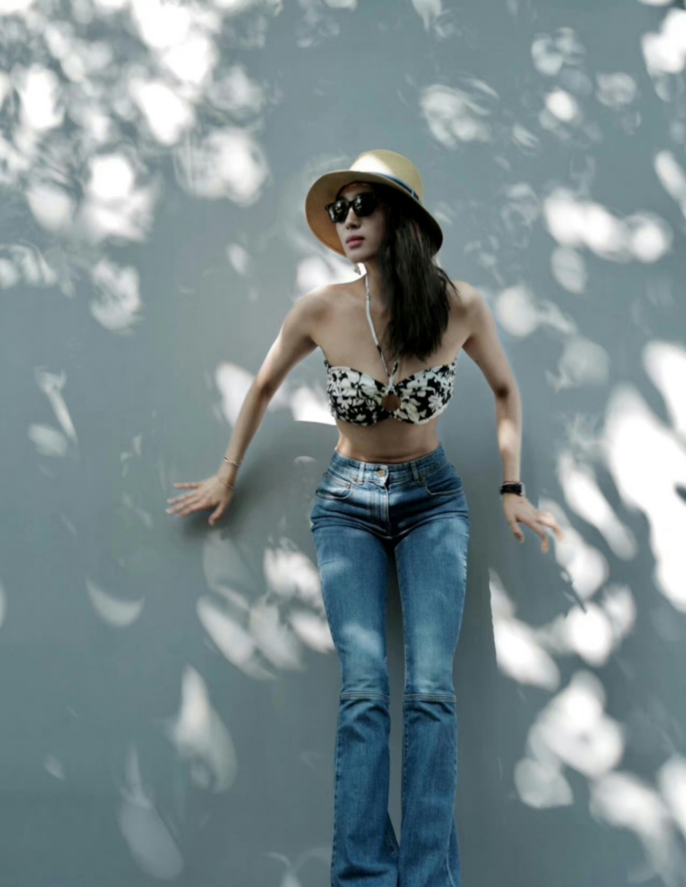 王紫璇泳衣配牛仔裤美照,好身材一览无余!