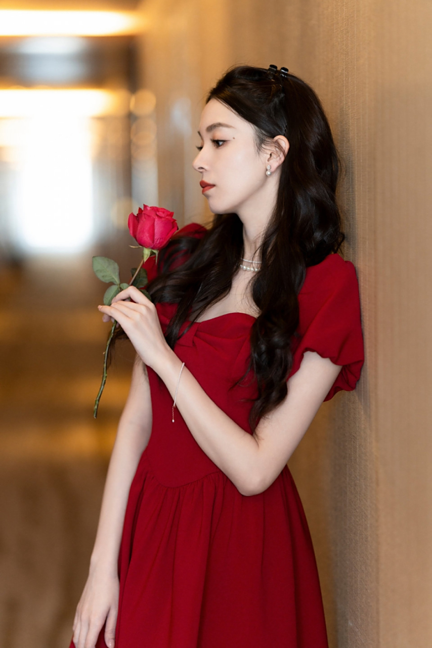 陈瑶红色短裙性感而又迷人,如果把黑色长靴换成高跟鞋魅力将会飙升!