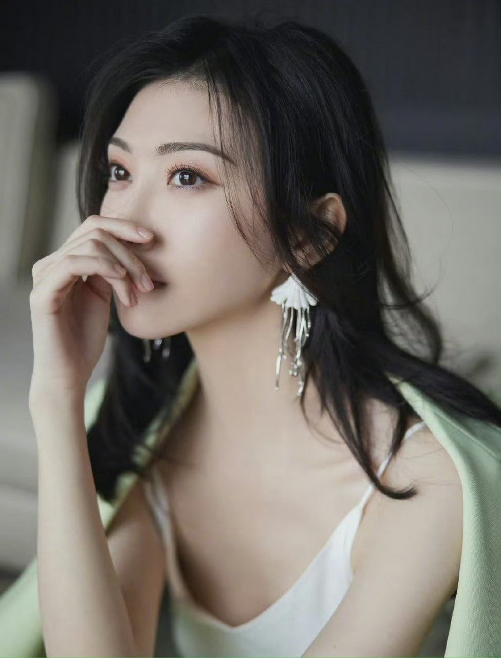 景甜白色吊带内衣写真,气质与性感完美结合!