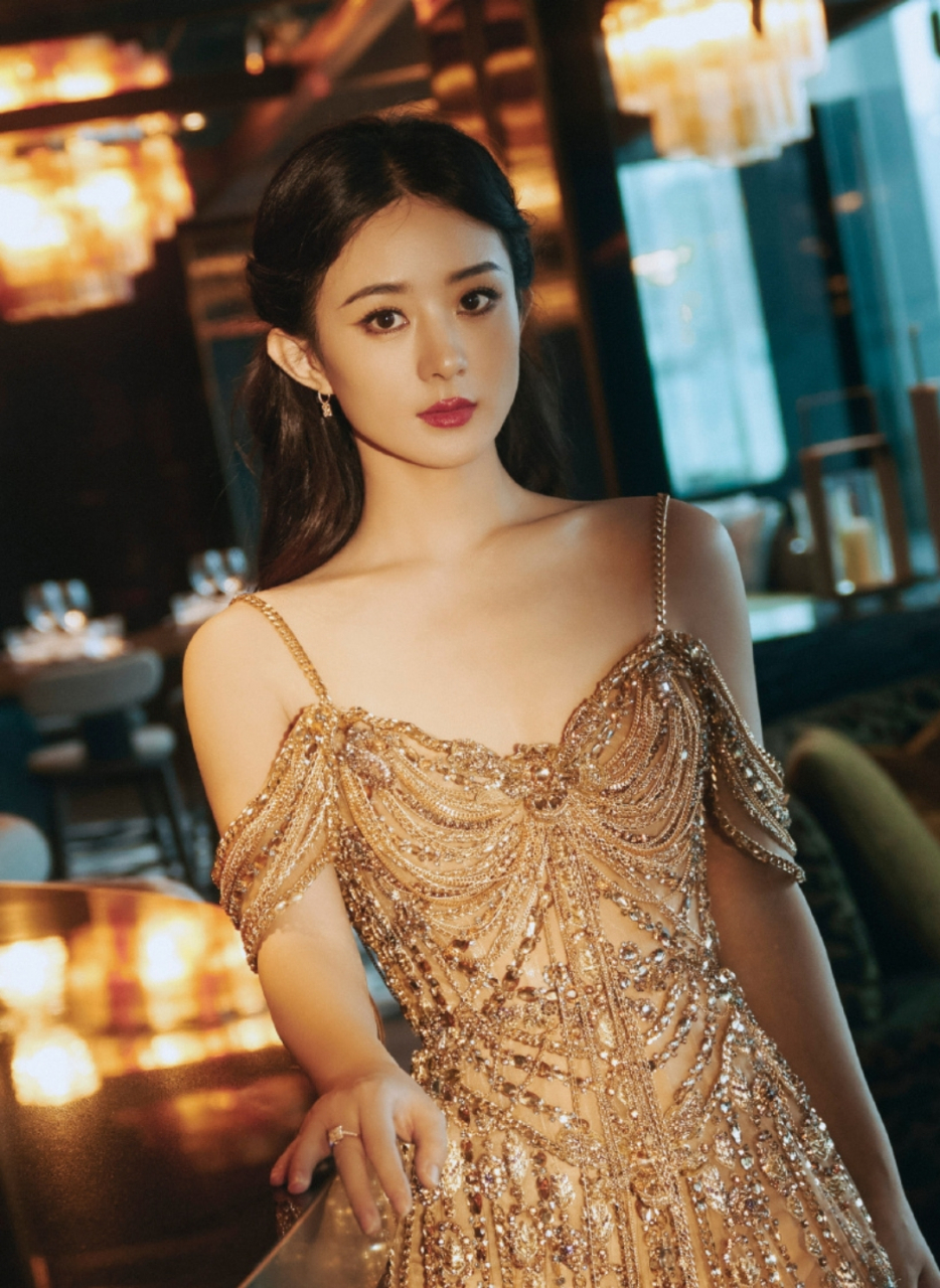 赵丽颖鎏金吊带裙写真,高贵优雅性感迷人,这就是独属于颖宝的魅力吗?