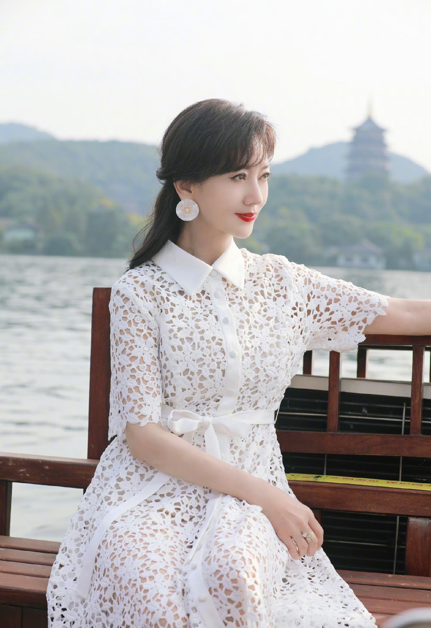 赵雅芝赏雷峰塔美照,时隔播出《新白娘子传奇》多年,再次看到雷峰塔会