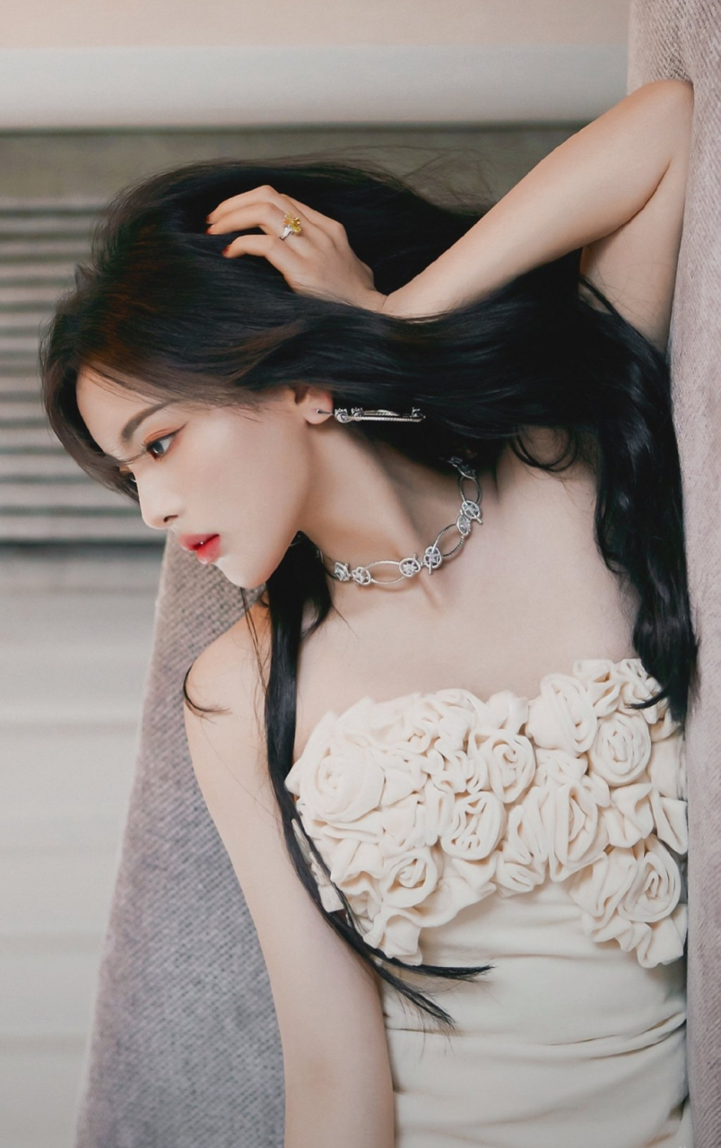 杨超越红唇抹胸裙写真,这樱桃小嘴简直就是锦上添花,魅力直线飙升!