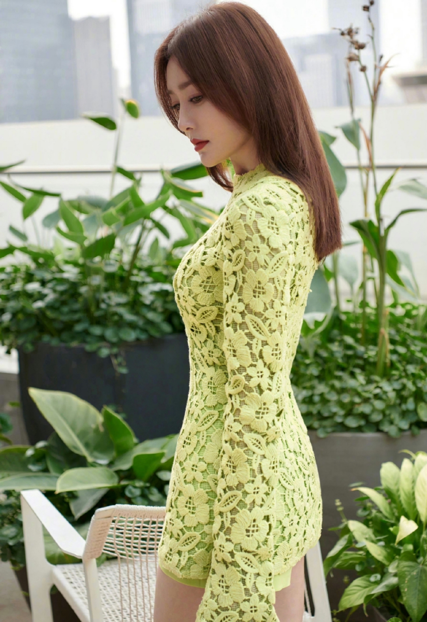 秦岚绿色蕾丝短裙美照,前凸后翘的身材与性感美腿,迷的人神魂颠倒!