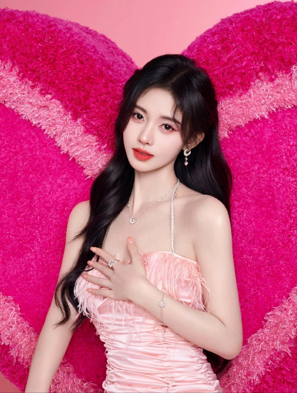 鞠婧祎粉色吊带裙写真,甜美浪漫魅力四射,太迷人了!