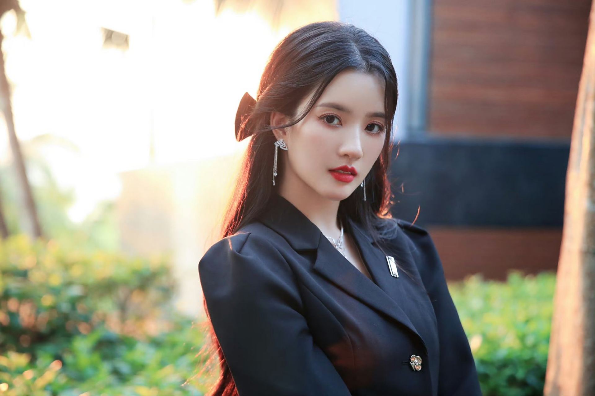 刘些宁正装黑短裙写真,这难道就是天生丽质吗?太美了!