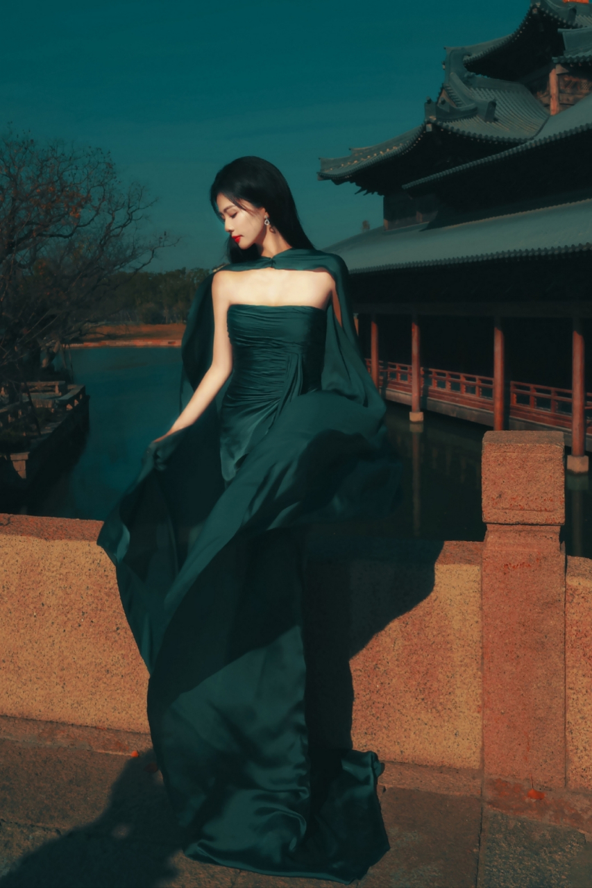 白鹿抹胸裙写真,这饱满的身材根本遮不住,太紧了!