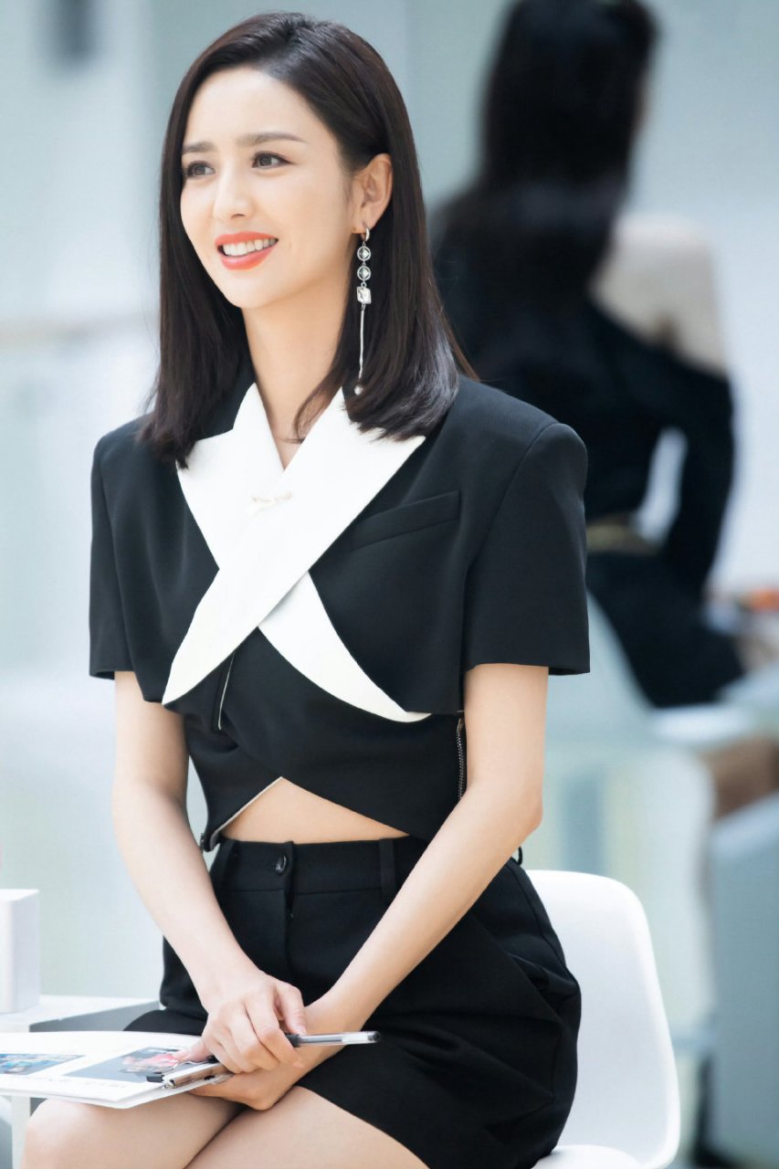 佟丽娅短裙职业装写真,优雅干练,满满的职场女性魅力,太迷人了!