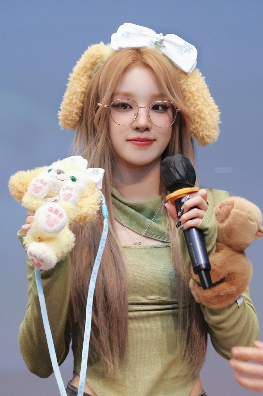 宋雨琦戴上眼镜后好斯文呀,风格大变但魅力飙升,爱了爱了!