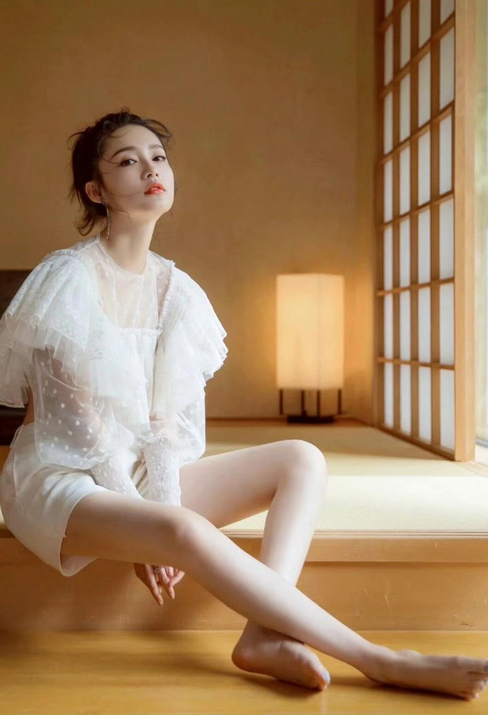 李沁绝美长腿合集,雪白迷人的小脚丫看的人热血沸腾!